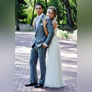 Selling a white dress could use for a wedding